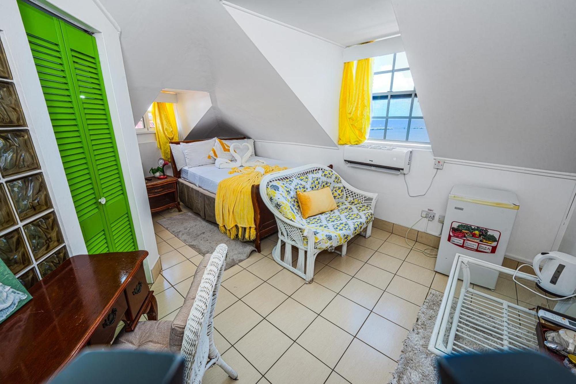 St. George's Deyna'S City Inn חדר תמונה